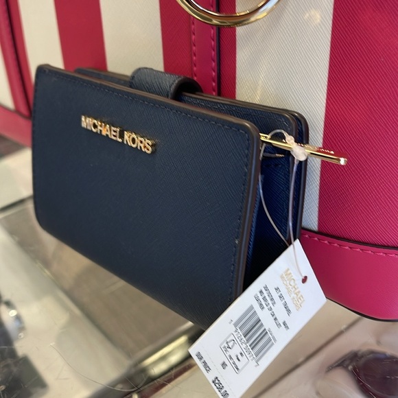 MICHAEL KORS
Medium Jet Set Travel Crossgrain Leather Bifold Zip Wallet
Navy
NWT - Picture 13 of 16